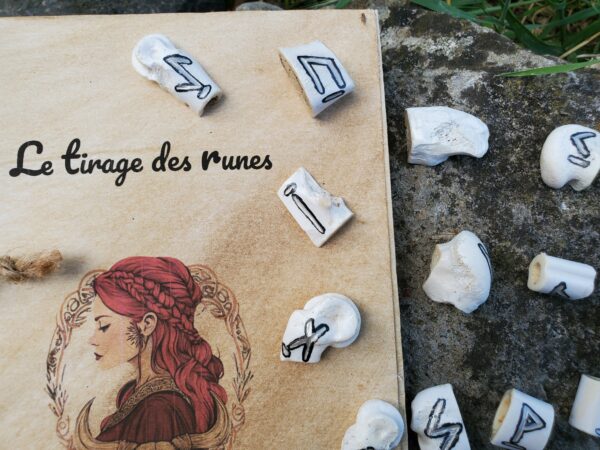 Jeu de runes en os (argentée et noire) – Image 2