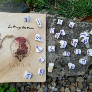 Jeu de runes en os (violet)