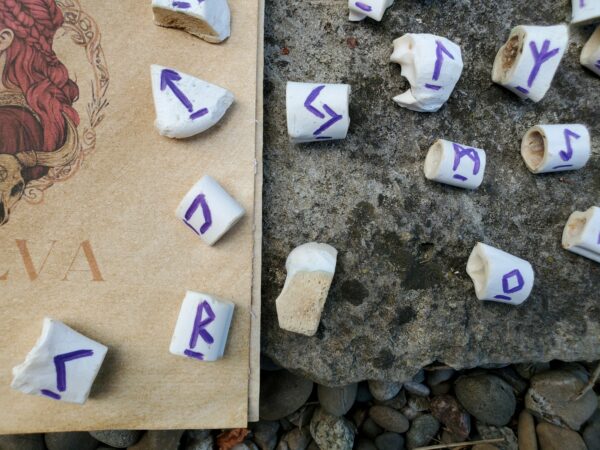 Jeu de runes en os (violet) – Image 2