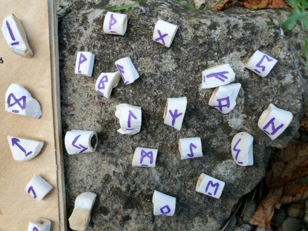 Jeu de runes en os (violet) – Image 3
