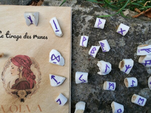 Jeu de runes en os (violet) – Image 4