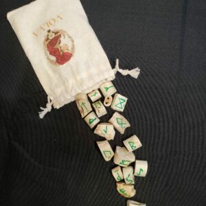 Jeu de runes en os teinte vert