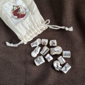 Jeu de runes en os teinte vert