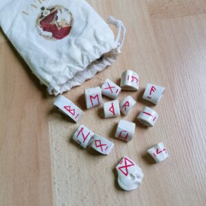 Jeu de runes en os teinte rouge