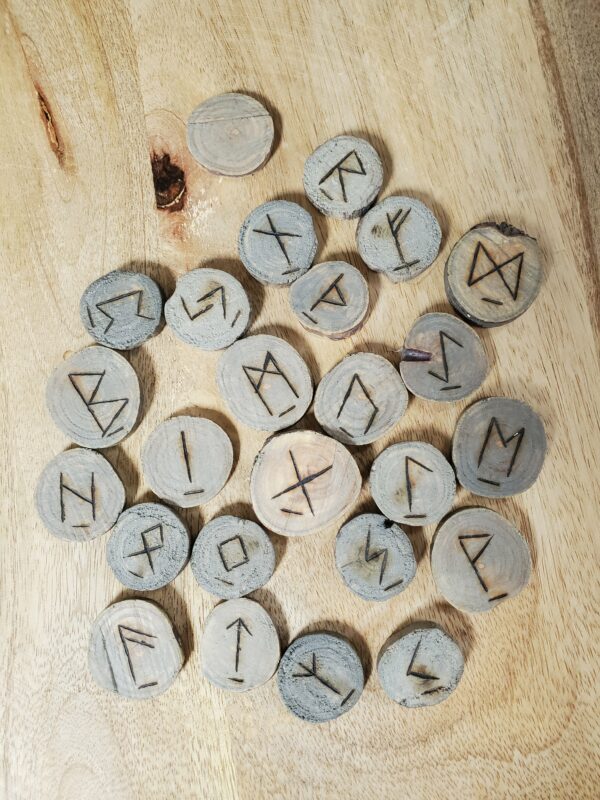 Jeu de runes en bois grisé – Image 3