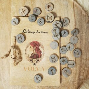 Jeu de runes en bois grisé