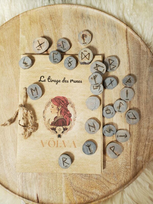 Jeu de runes en bois grisé