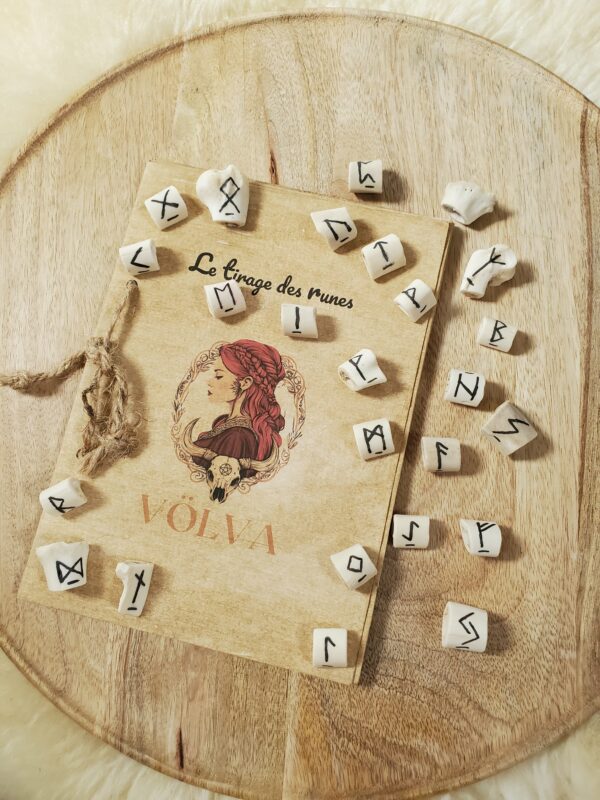 Runes en os teinte noire