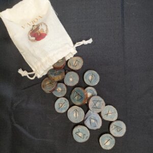 Jeu de runes en bois bleuté