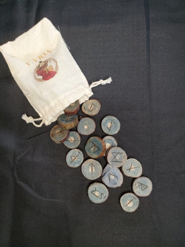 Jeu de runes en bois bleuté