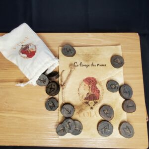 Jeu de runes en bois teinte noir