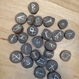 Jeu de runes en bois teinte noir