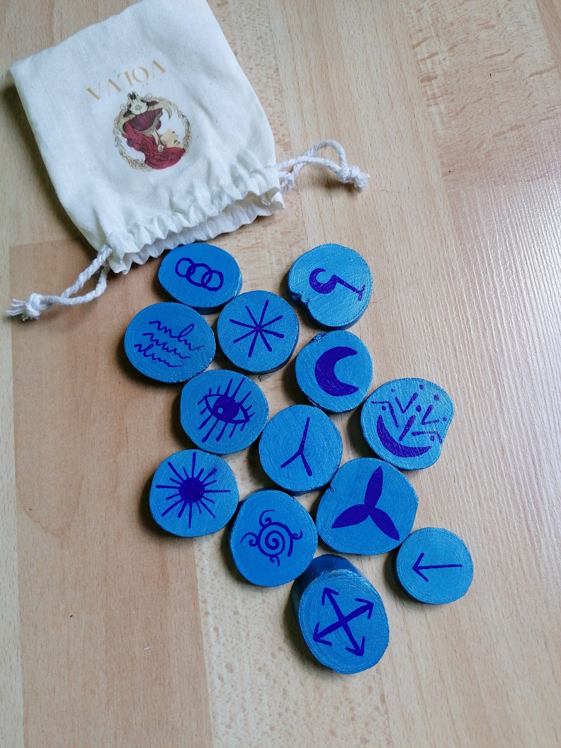 Jeu de runes des sorcières teinte bleu ciel