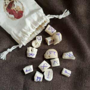 Runes en os de chevreuil: violet